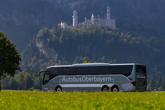 Schloss Neuschwanstein mit Autobus Oberbayern im Vordergrund