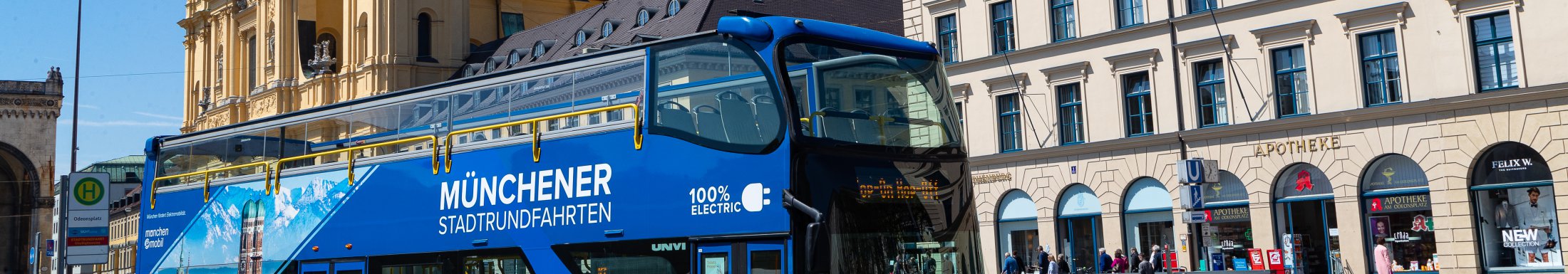 Münchener Stadtrundfahrten Bus blau Halt am Odeonsplatz vor Theatinerkirche