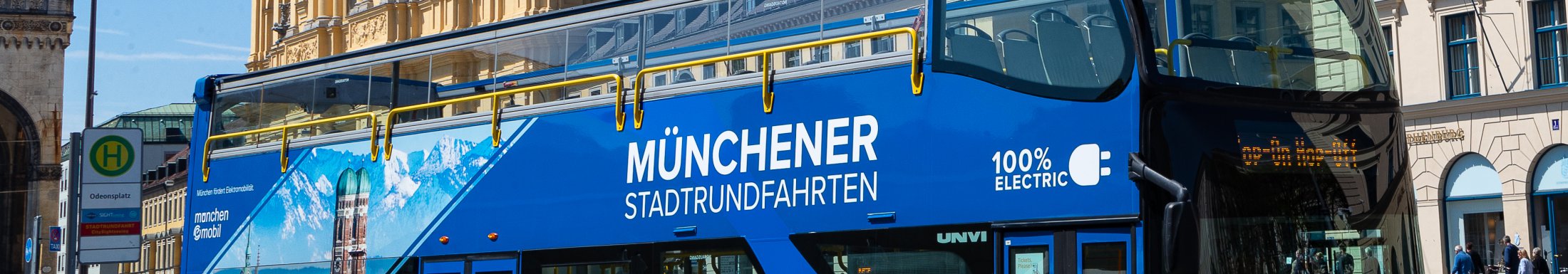 Münchener Stadtrundfahrten Bus blau Halt am Odeonsplatz vor Theatinerkirche